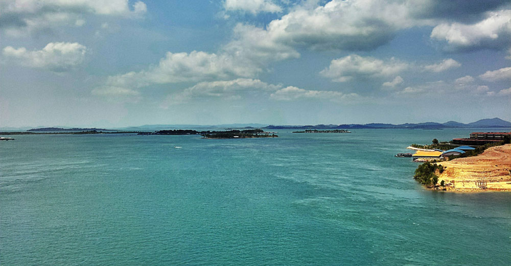 Air laut yang berwarna hijau toska dan hamparan pulau-pulau kecil memikat mata.