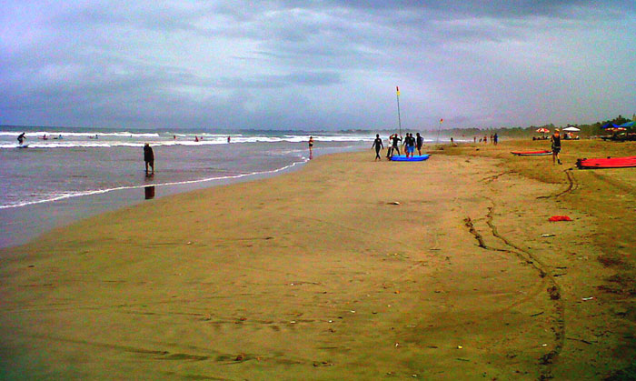 Pantai Kuta di sore hari.