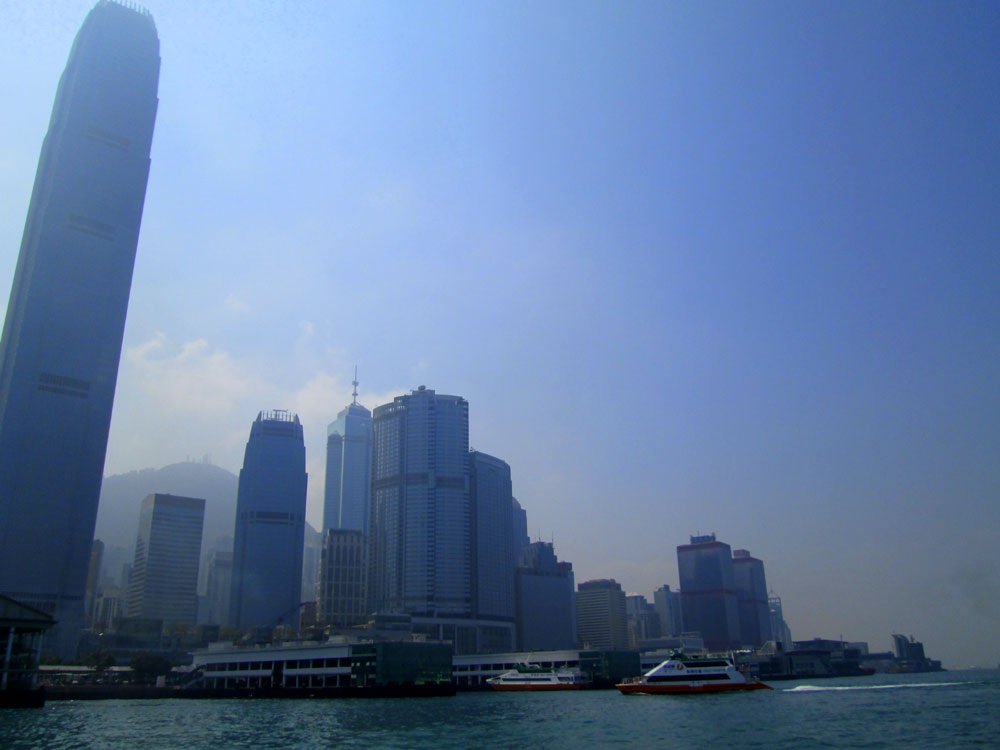 Bangunan-bangunan menjulang seperti Central Plaza dan International Finance Centre Pulau Hongkong.