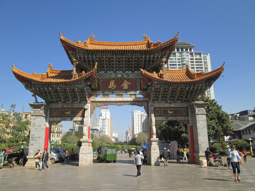 Salah satu alun-alun di Kunming, Provinsi Yunan.