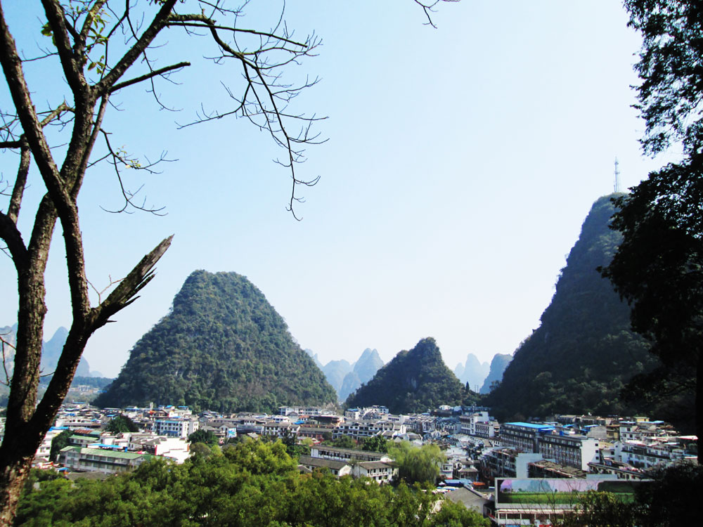 Yangshuo dikelilingi bukit-bukit kapur yang menawan.