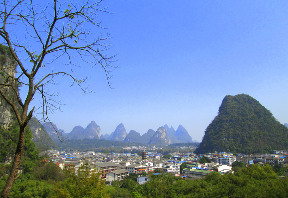 Pemandangan Yangshuo dari atas bukit.