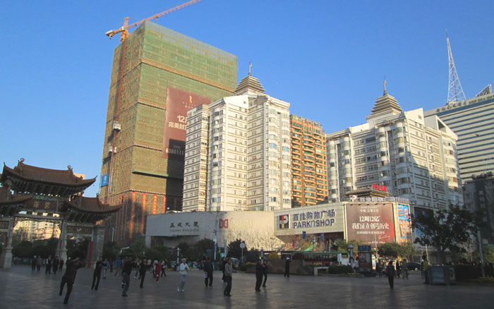 Warga senam pagi di alun-alun Kota Kunming.