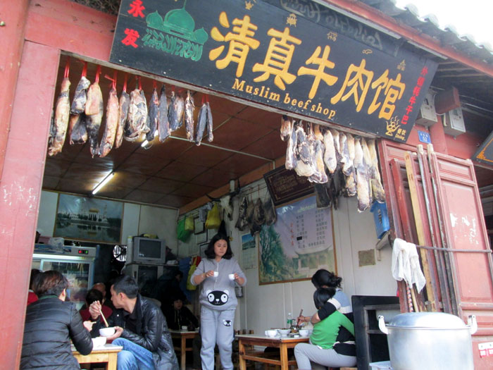 Muslim beef shop. Di kedai ini menjual makanan halal dan menikmati mienya tiap hari.