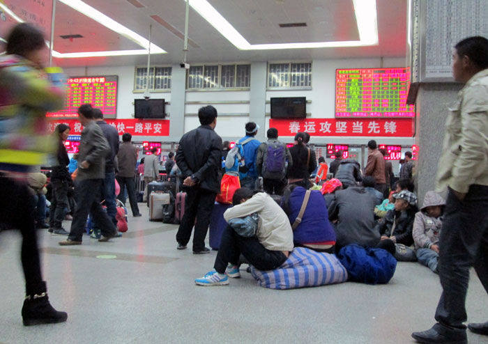 Suasana di stasiun kereta Kunming saat kami tiba subuh.