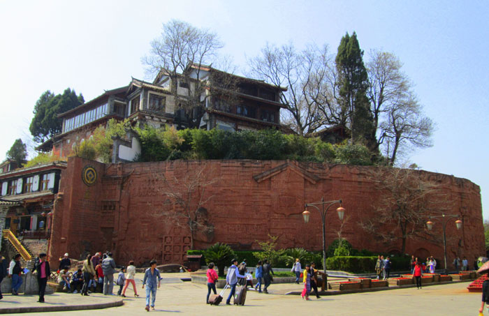 Gerbang masuk Kota Kuno Lijiang ditandai dengan tembok dan plakat World Heritage Site