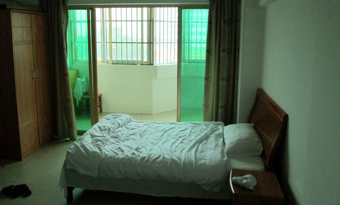 Kamar dan ranjang saya di Xinfu Hostel Nanning.