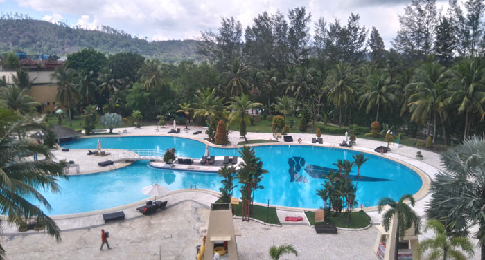 Kolam renang Harris Resort.
