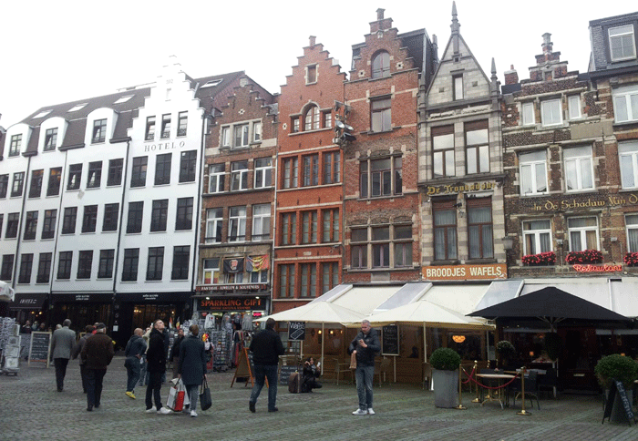 Pusat Kota Antwerp yang dijejali bangunan dan cafe teras