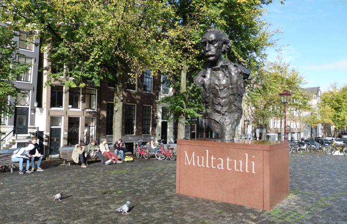 Patung Multatuli di Old Amsterdam