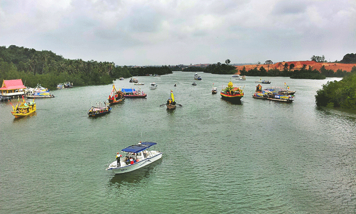 Parade kapal hias pada Festival Sungai Carang I